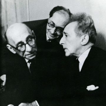 Adam Ważyk z Jeanem Cocteau i Antonim Słonimskim. Źródło: Biblioteka IBL PAN