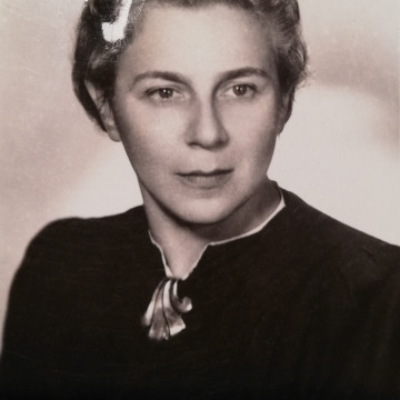 Fotografia pochodzi z teczki osobowej autorki, przechowywanej w Domu Literatury w Warszawie, zbiory Biblioteki Donacji Pisarzy Polskich. Zdjęcie dołączono do ankiety z 1955.